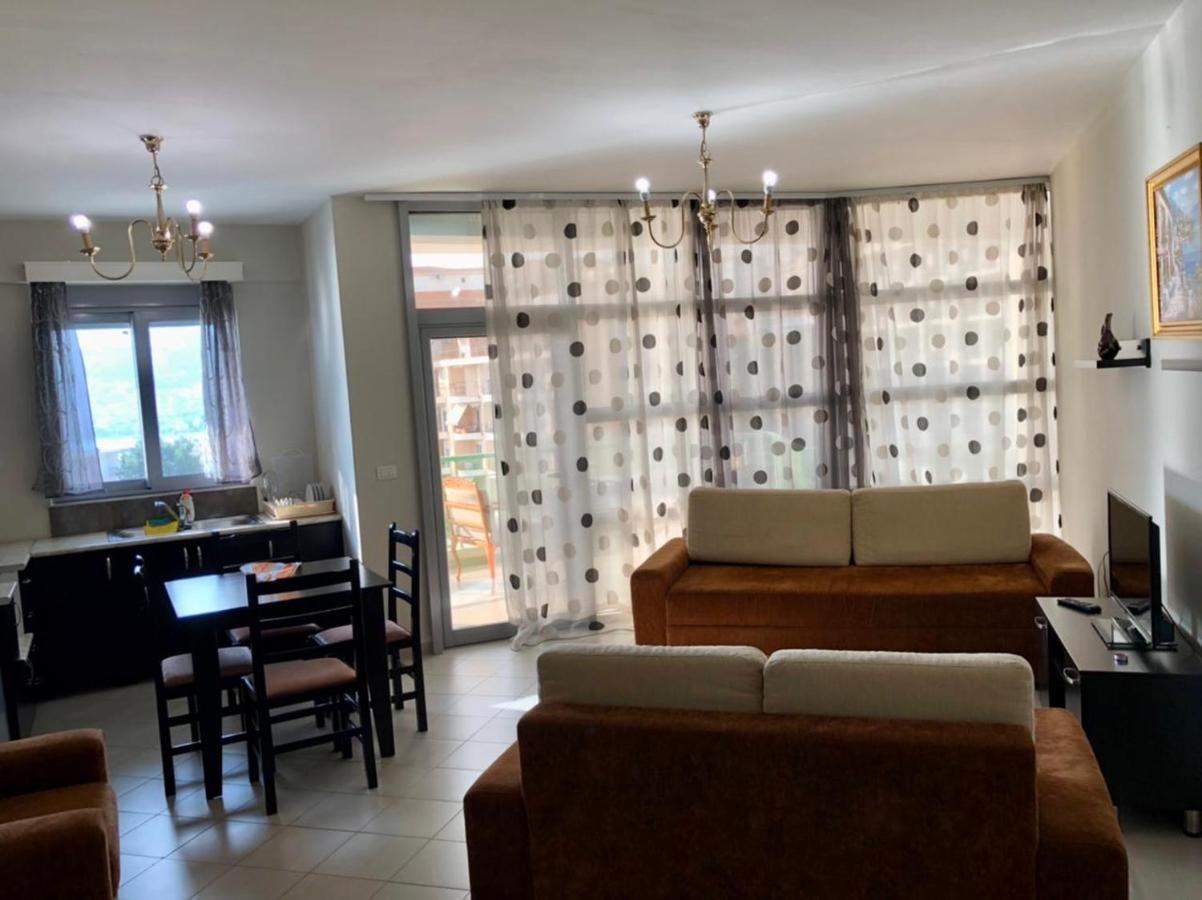 Lorenso Guest House Sarandë エクステリア 写真