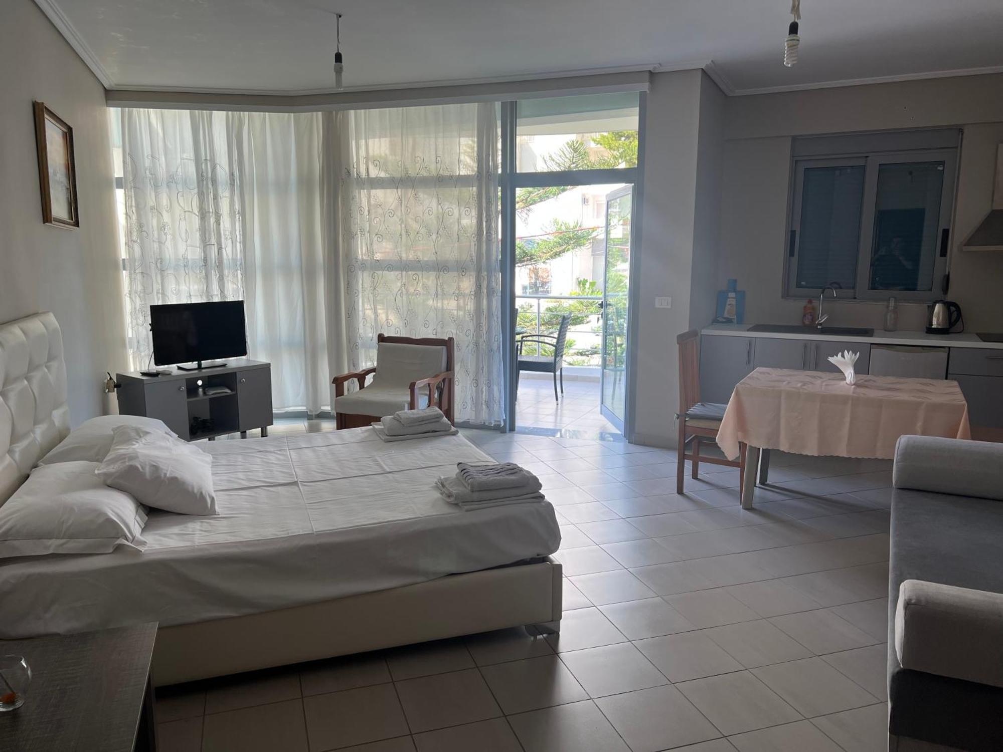 Lorenso Guest House Sarandë エクステリア 写真