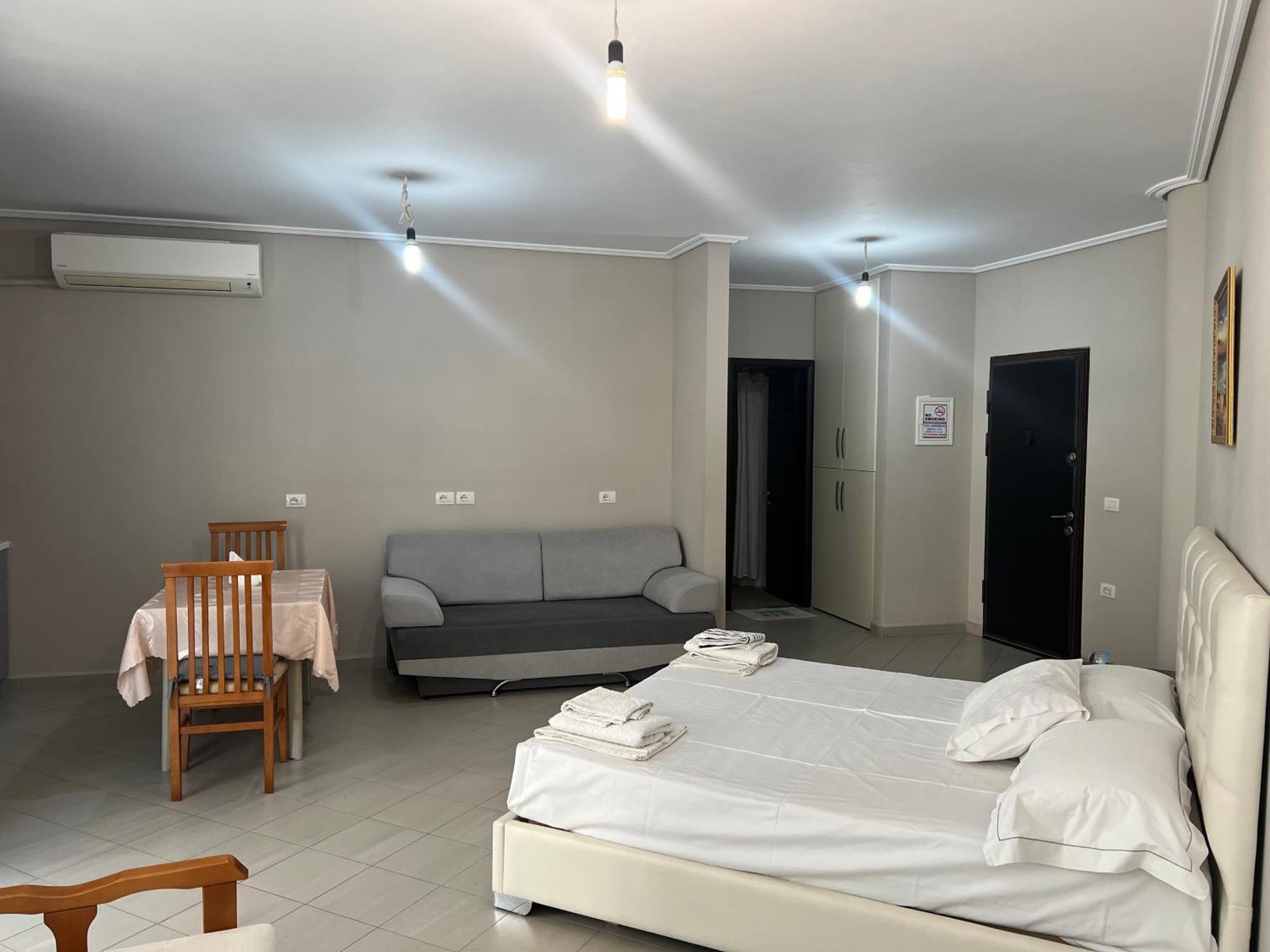 Lorenso Guest House Sarandë エクステリア 写真